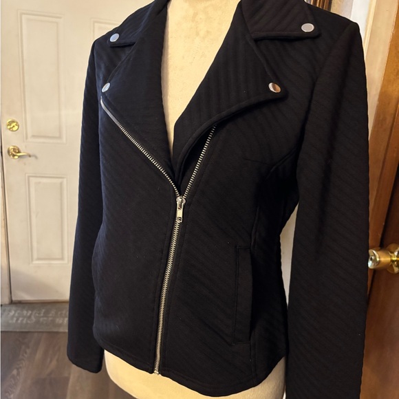 Black zip up jacket
Women’s size Medium. - Picture 2 of 12